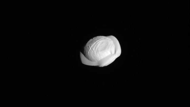 #photos | New pictures of Saturn's moon confirmed that he looks like a dumpling