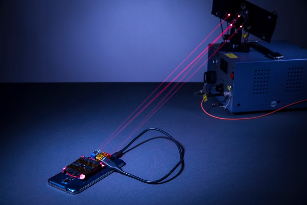 Scientists for the first time, charge the smartphone from a distance of 4 meters