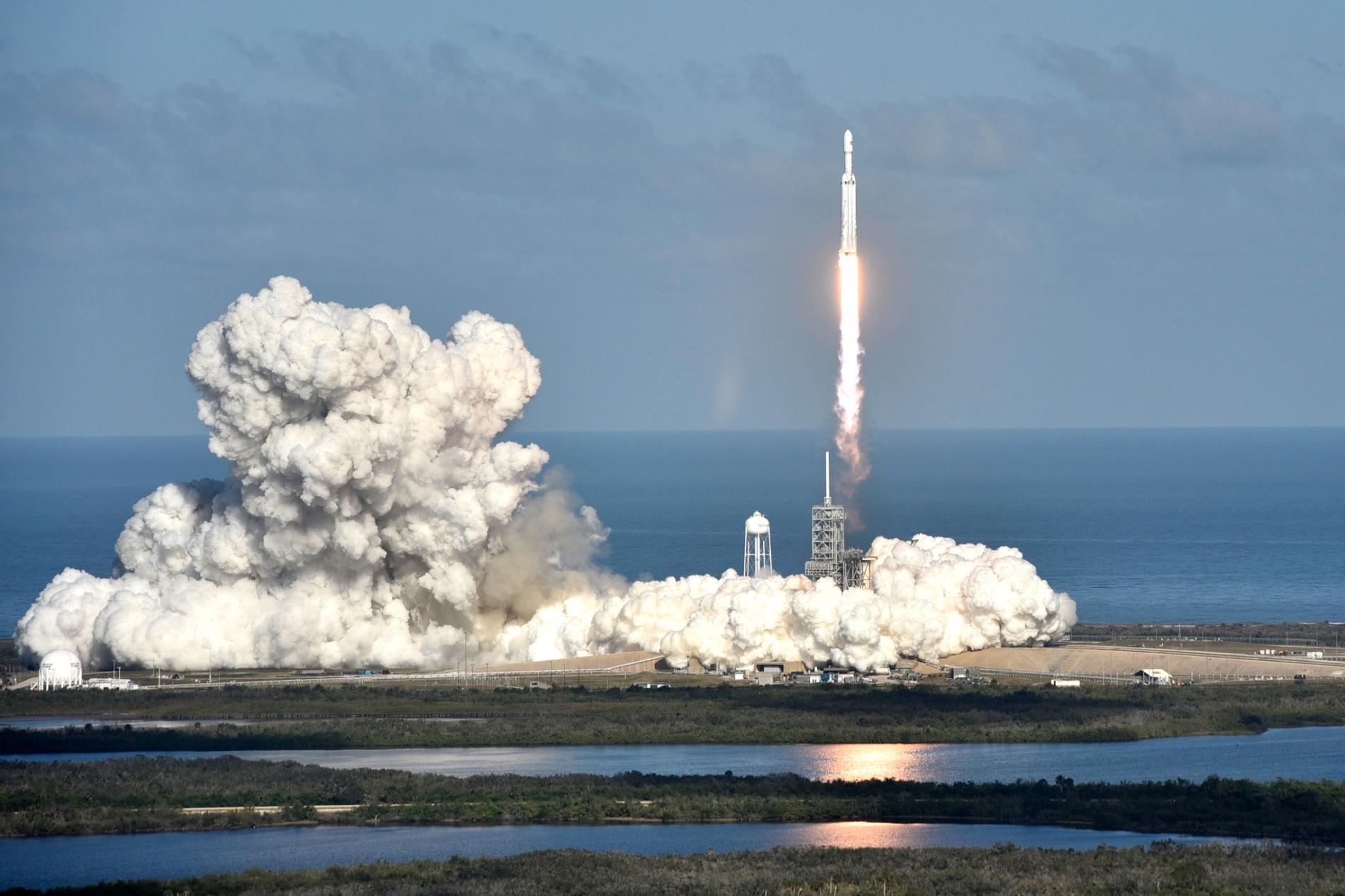 Kenara elektrikli araç roketi Falcon Heavy gönderdi uzaya gizli kargo