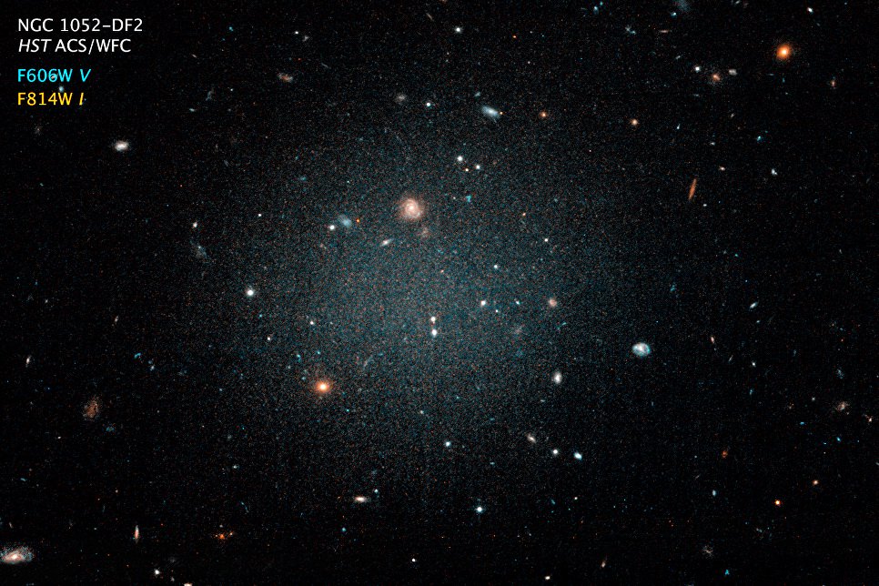 وقد اكتشف علماء الفلك مجرة التي لا تكاد توجد المادة المظلمة