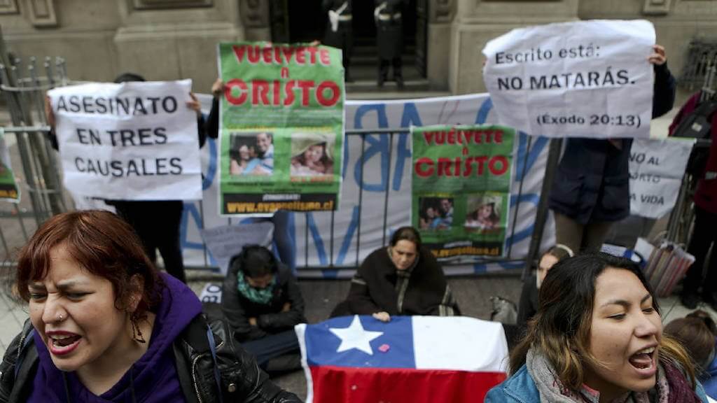 Chilenos de la bolsa demandando a los bancos locales por 
