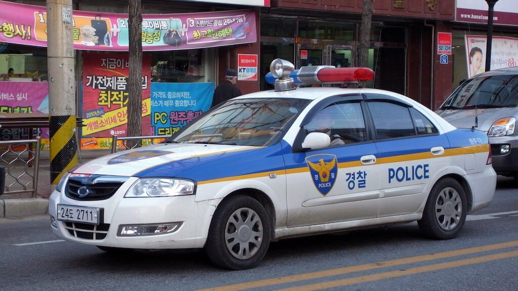 市場に浸します。 韓国警察の実施の検索のUpbit暗号通貨に交換