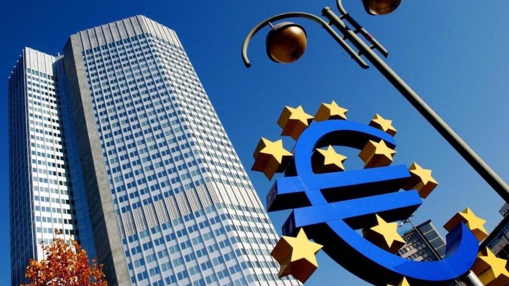 Euro bringer tap, mens Bitcoin holder seg flytende.