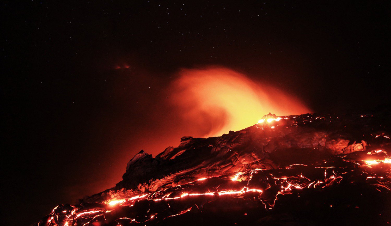 Volkan Kilauea sel Hawaii lav ve ezen evler