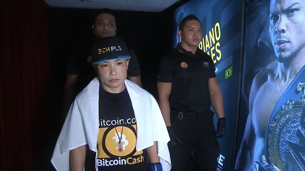 Roger Ver ve Bitcoin Cash sponsor savaşçı MMA May Yamaguchi. O kaybetti ilk savaş