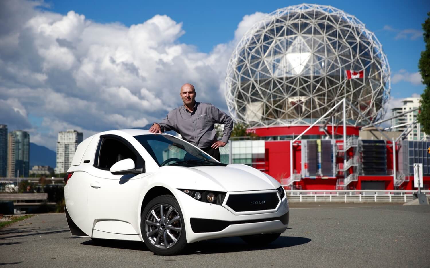 तीन-पहिएदार इलेक्ट्रिक कार से कनाडा चौंकाने वाली उनकी पहली मालिकों