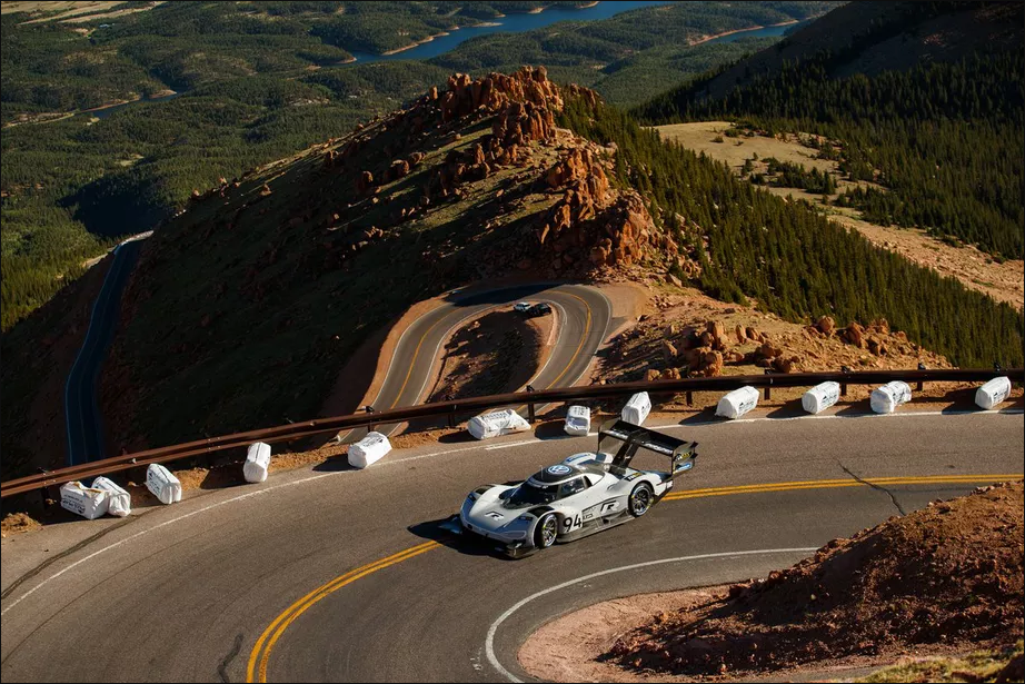 Yarış elektrikli otomobil Volkswagen rekorlarını kırdı Pikes Peak Hill Climb