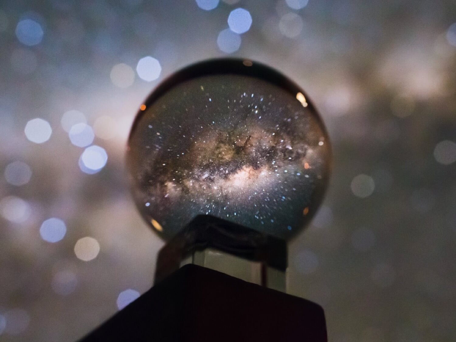 Photographie de la Voie Lactée à travers la boule de cristal semble ошеломительно