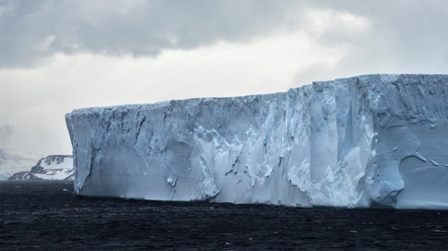قبل عام من القارة القطبية الجنوبية قطعت ضخمة فيض. ما حدث له خلال هذا الوقت ؟ 