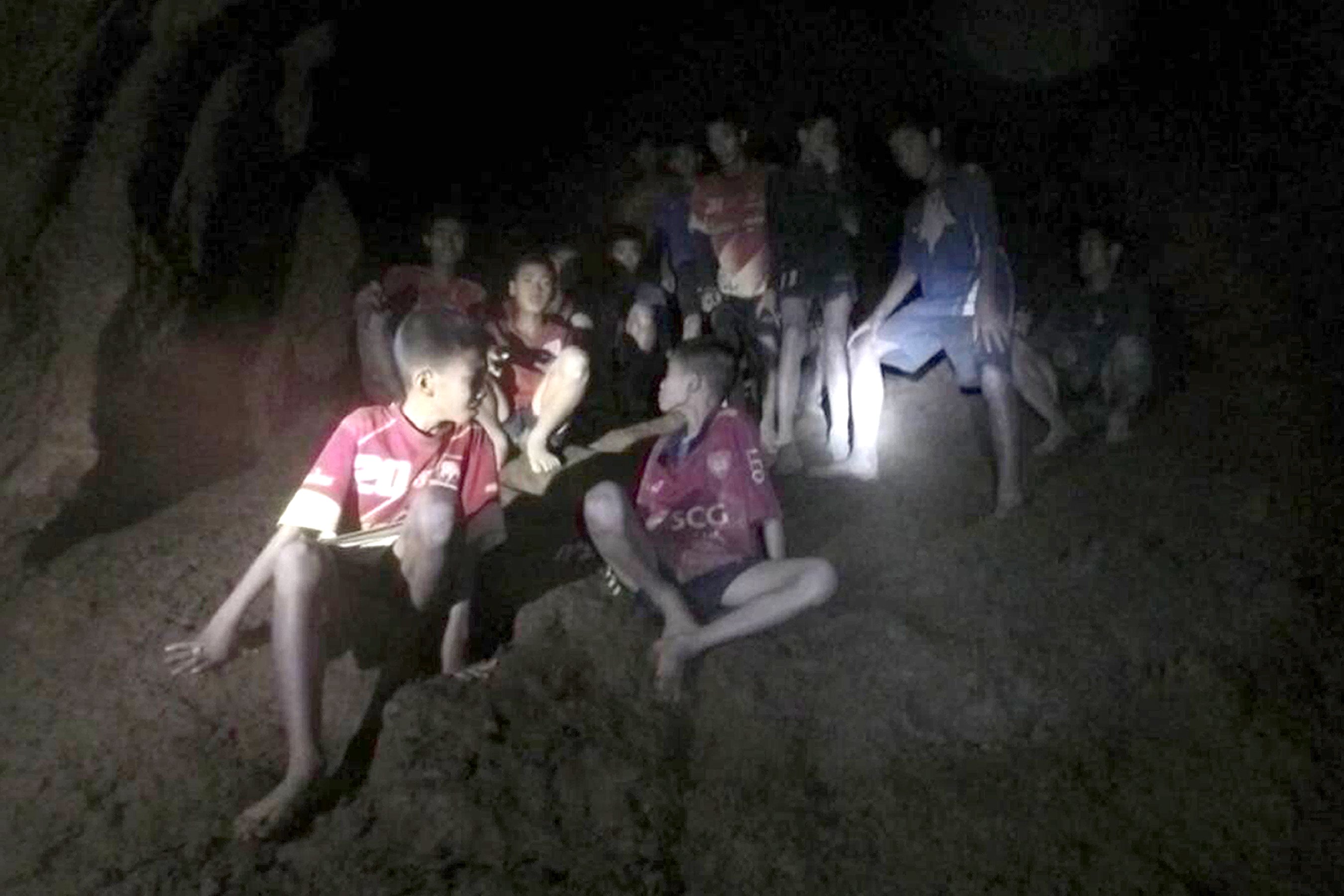 Ilon Masque inşa «denizaltı çocuk boyutlarda» kurtuluş için çocuklar sular altında bir mağara Yapıldı