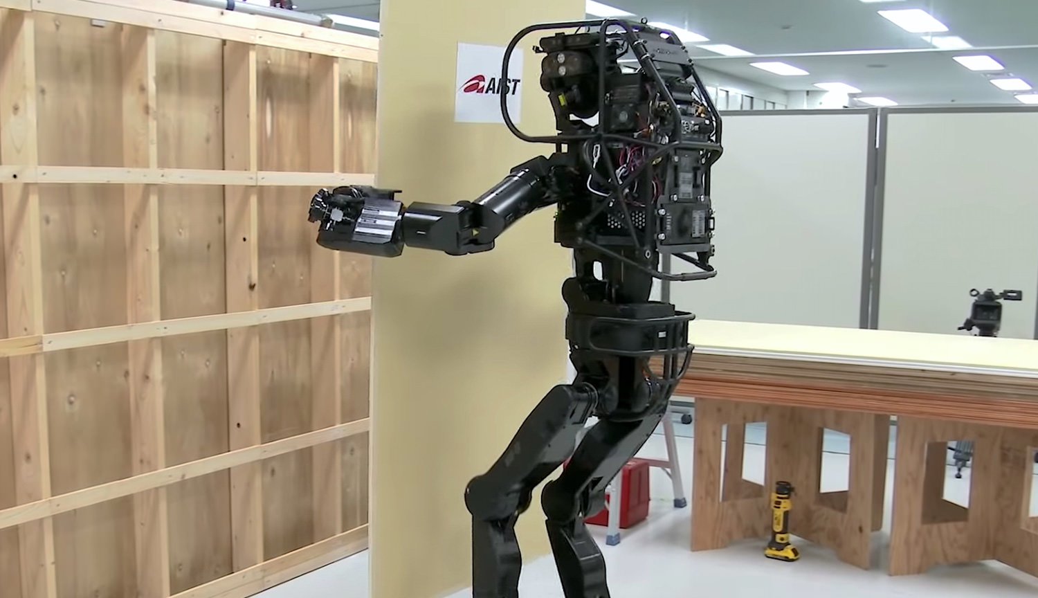 Video: two-legged robot Builder HRP-5P self-secures Board to the wall