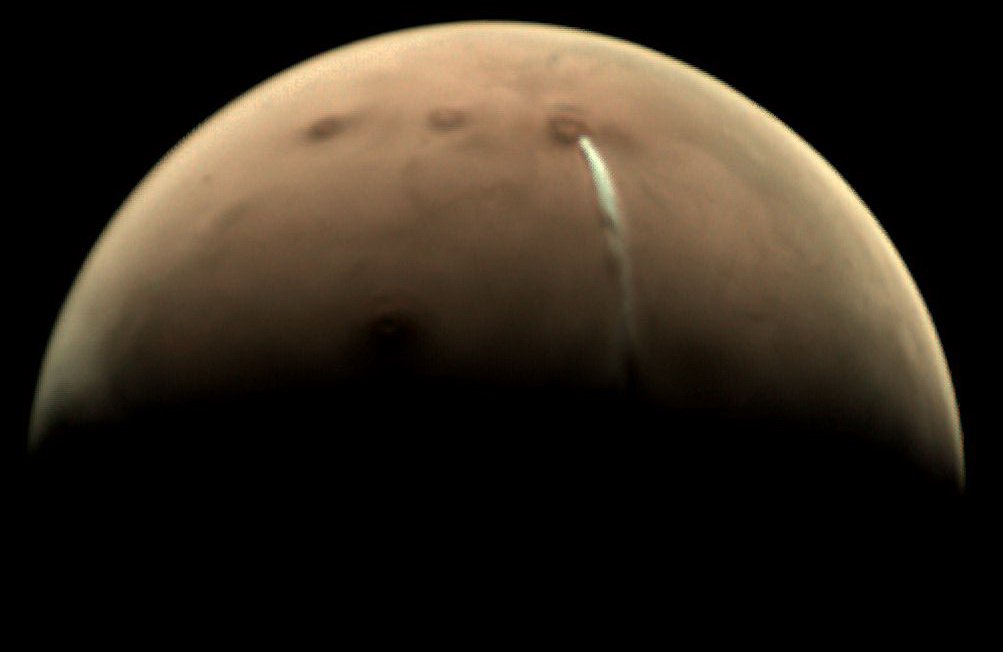 Scientists observe a strange cloud on Mars