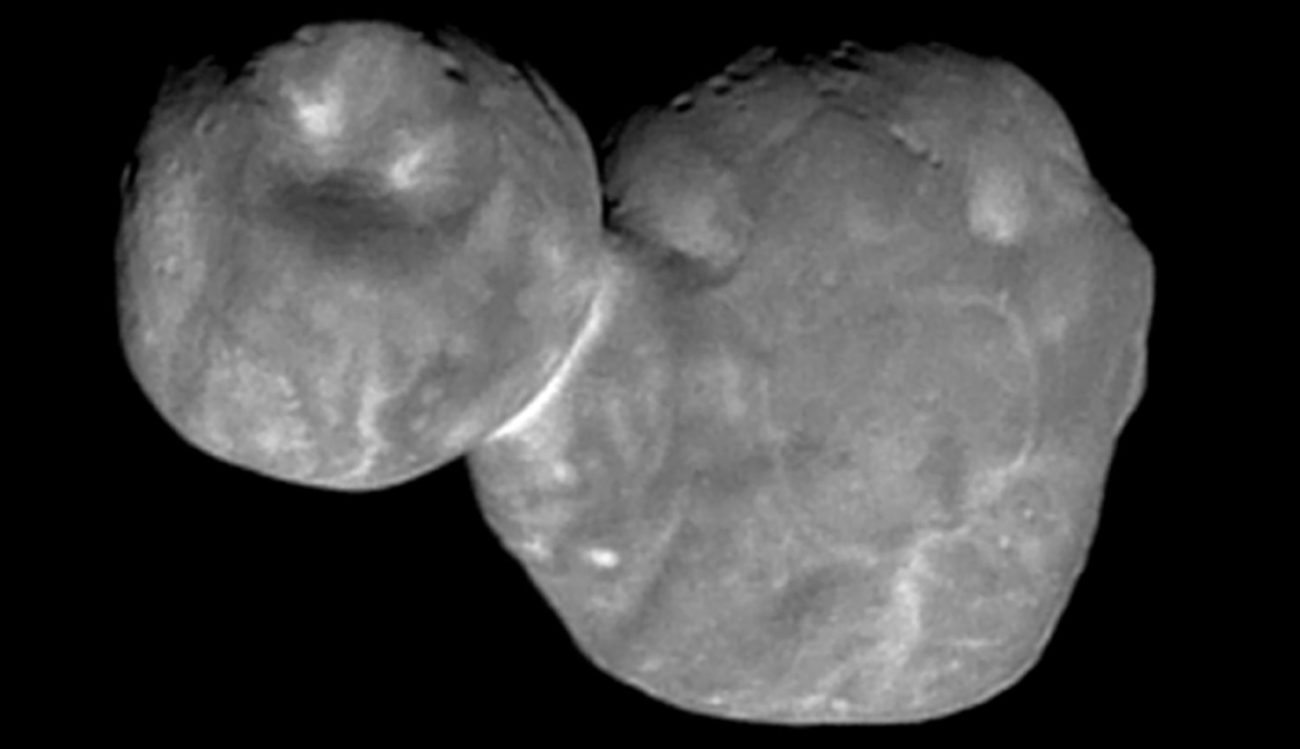 #foto | Poço e cicatrizes na superfície do asteróide Ultima Thule