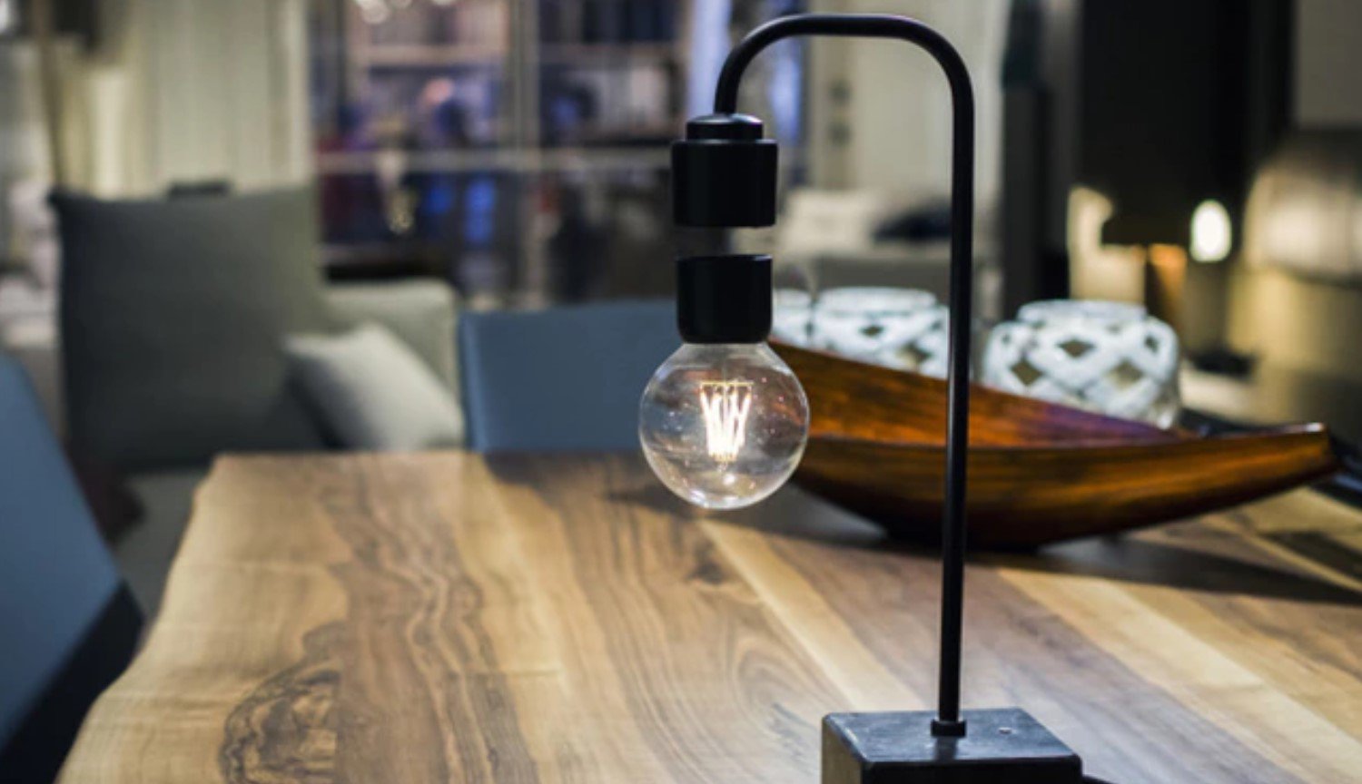 Los diseñadores han creado una hermosa lámpara con flotando en el aire la luz
