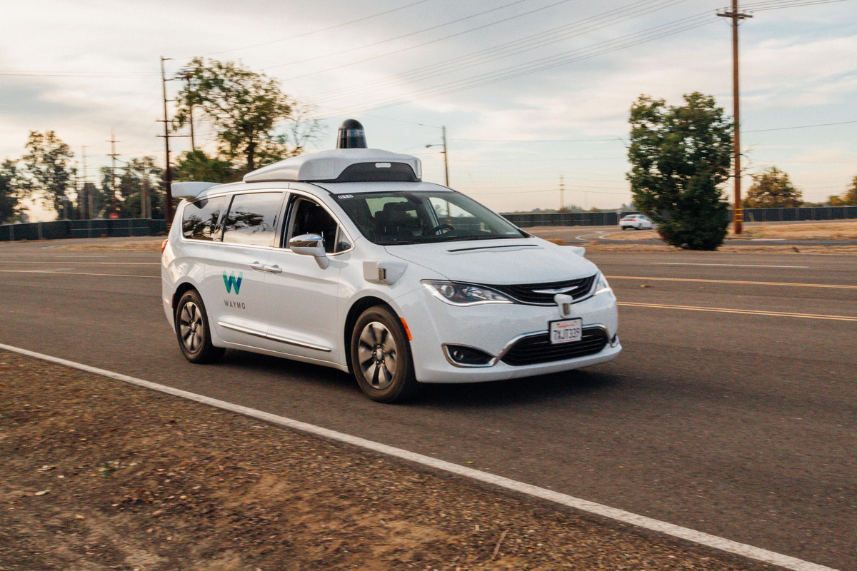 #video | Waymo taught its self-driving cars to understand gestures controllers