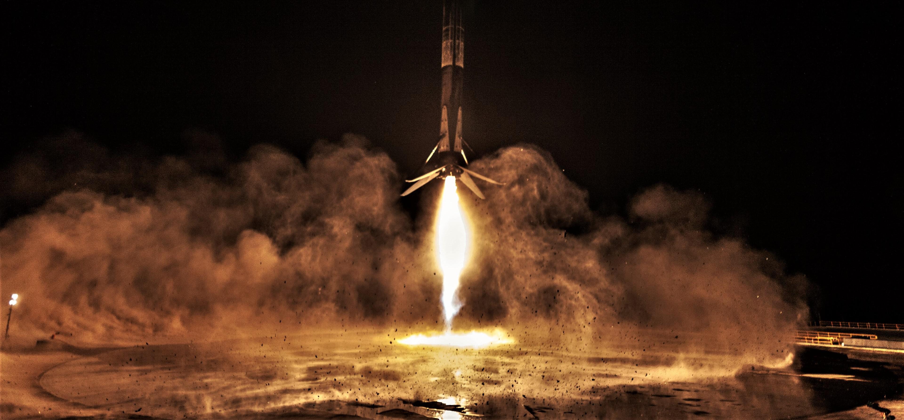 SpaceX पहली बार शुरू की एक मानवयुक्त अंतरिक्ष यान के चालक दल ड्रैगन आईएसएस के लिए