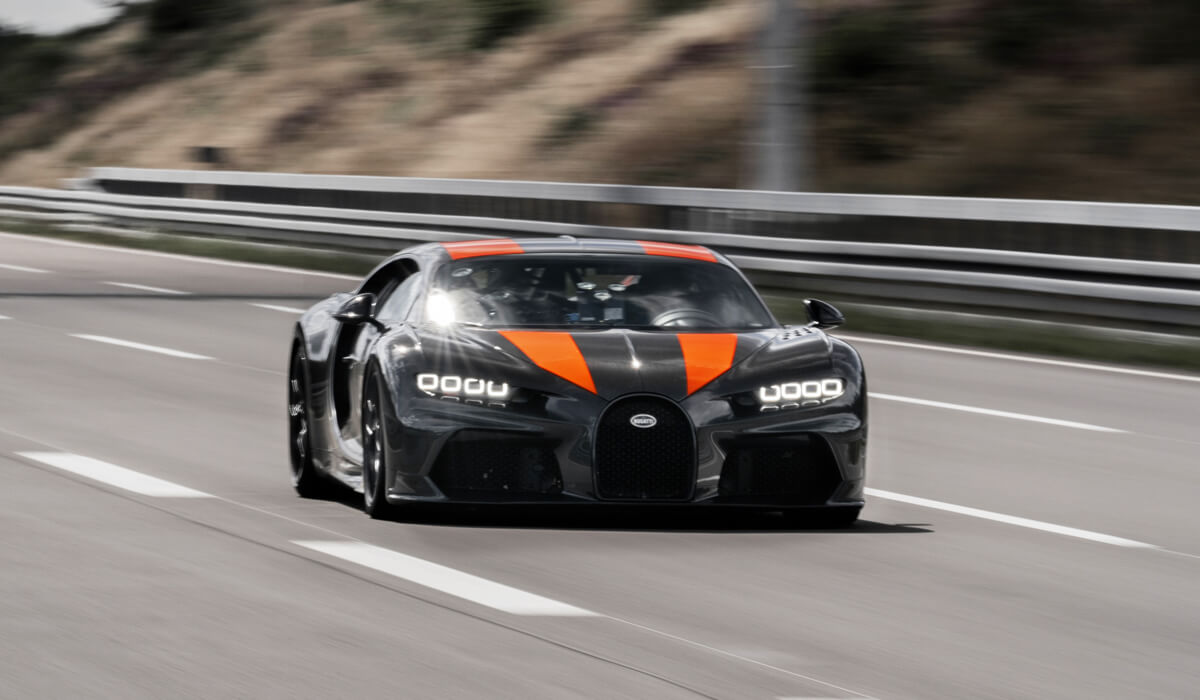 The fastest car in the world Bugatti overclocked to 490 miles per hour, but the record will not count