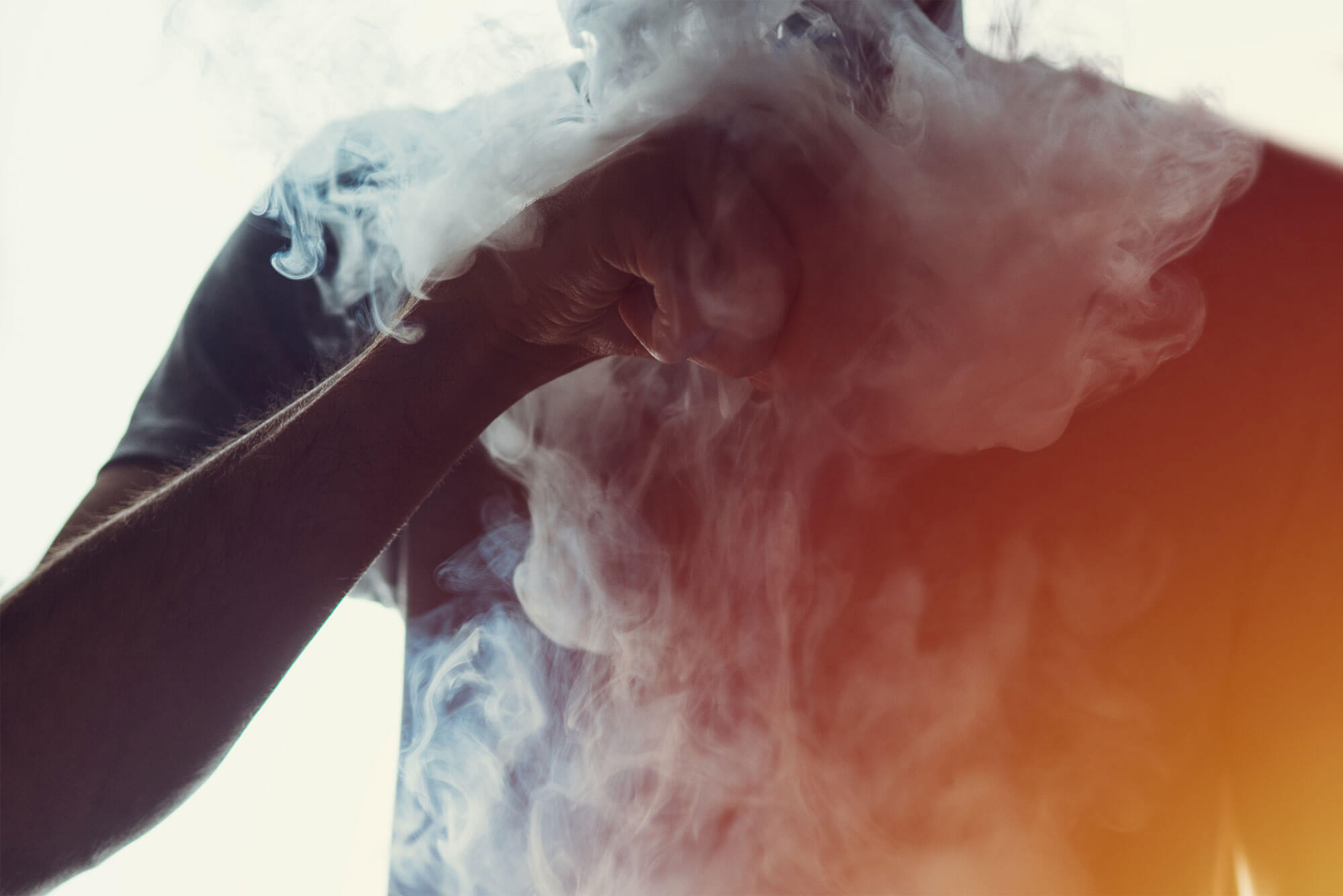 Une atteinte des poumons en raison de вейпинга ressemblent à des brûlures chimiques