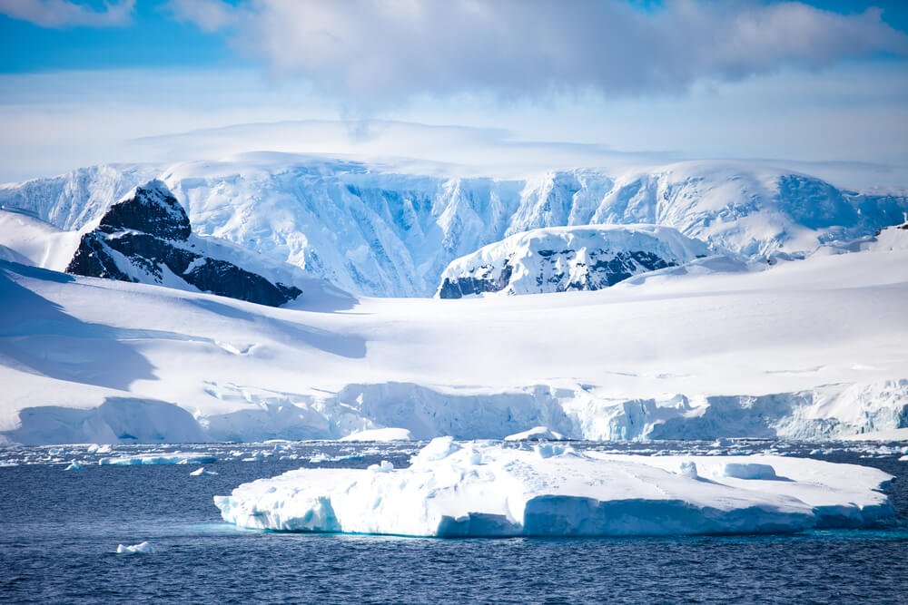 Under the largest glacier of Antarctica discovered the lake with warm water