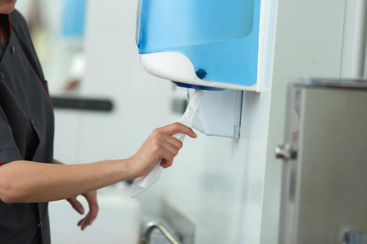 For å unngå å bli smittet med coronavirus, er det nødvendig ikke bare å vaske hender, og tørk dem
